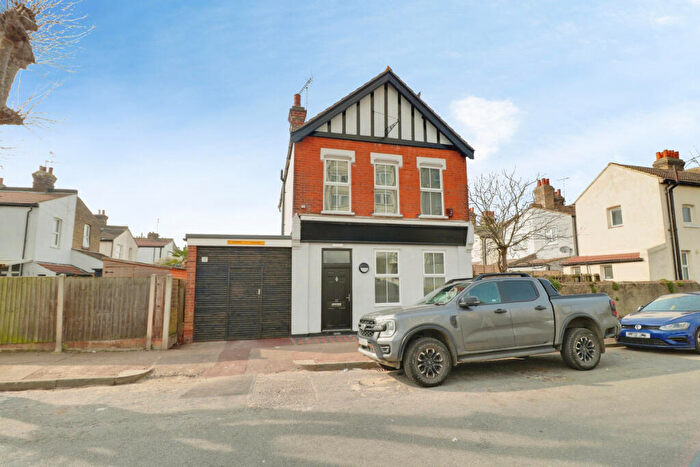 6 Bedroom Detached House To Rent In Balmoral Road, Westcliff-on-sea, SS0