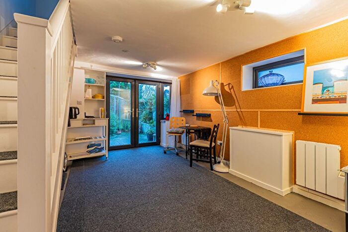 1 Bedroom Flat For Sale In Salop Place, Penarth, CF64