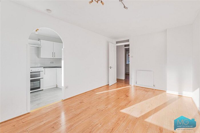 1 Bedroom Apartment For Sale In Laburnum Close, London, N11