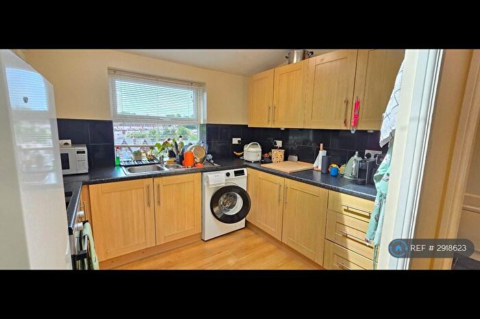 2 Bedroom Flat To Rent In Meanwood Road, Leeds, LS6