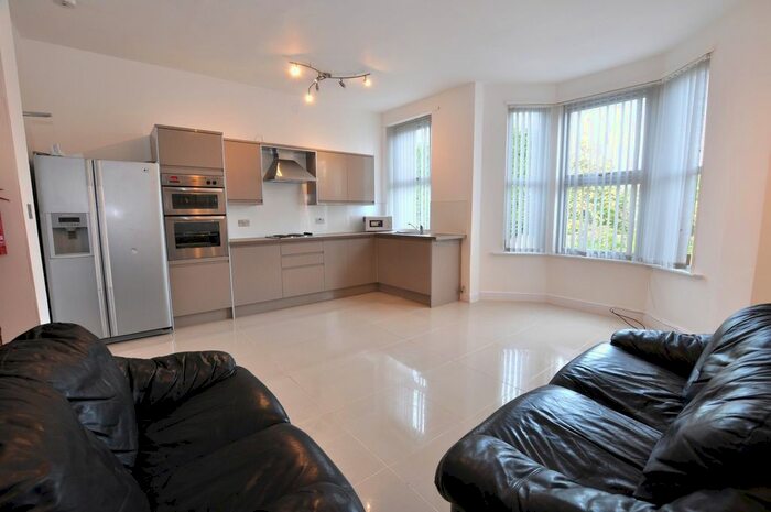 4 Bedroom Flat To Rent In Salters Road, Gosforth, Newcastle Upon Tyne, NE3