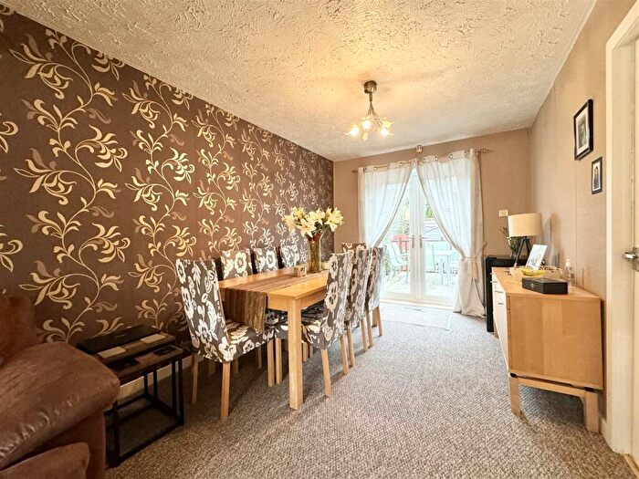 3 Bedroom Semi-Detached House For Sale In Waukglen Crescent, Glasgow, G53