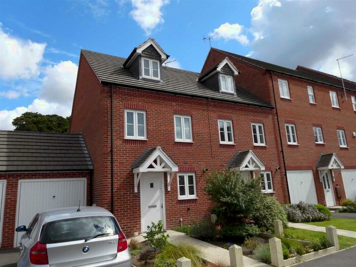 3 Bedroom Town House To Rent In Highfields Park Drive, Derby, DE22