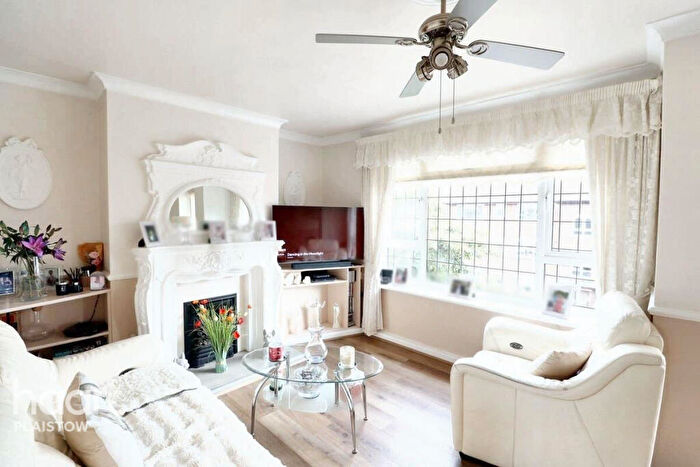 2 Bedroom Apartment For Sale In Mason Close Canning Town, London, E16