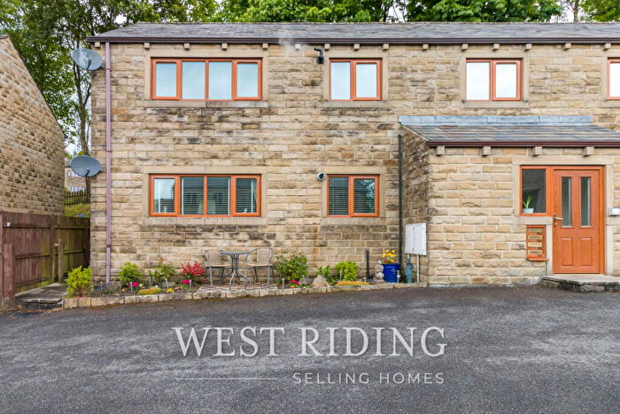 2 Bedroom Flat For Sale In Huddersfield Road, Austerlands, Saddleworth, OL4