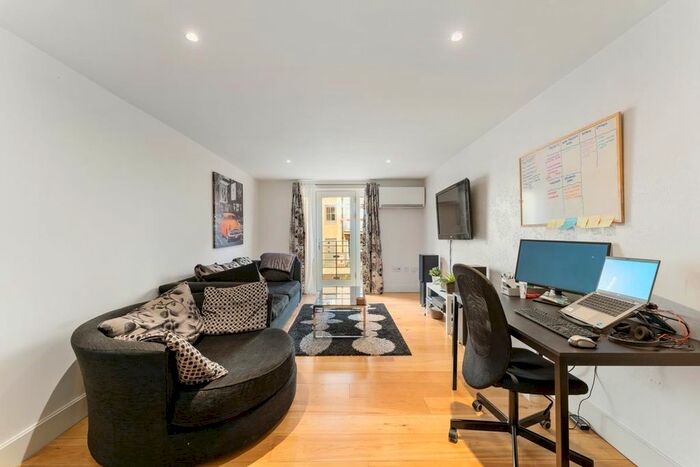 2 Bedroom Flat To Rent In Coopers Yard, Paynes Park, Hitchin, SG5