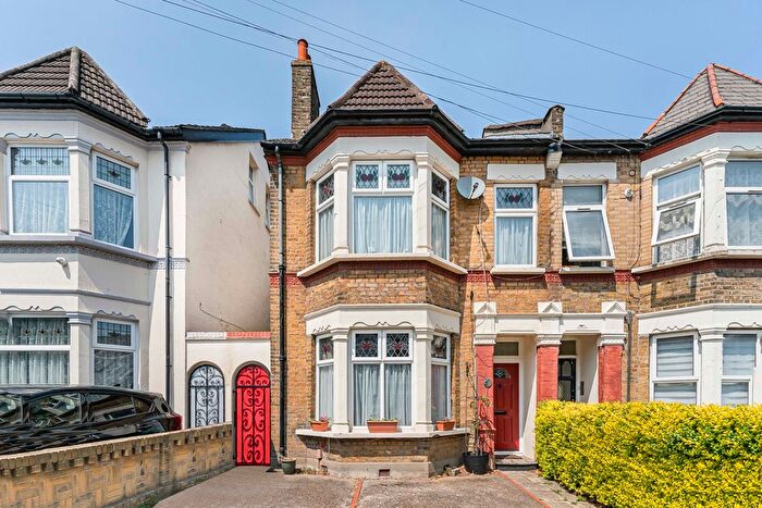 5 Bedroom Semi-Detached House For Sale In Burgoyne Road, London, SE25