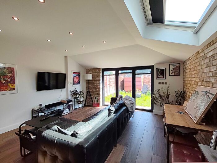 3 Bedroom Flat To Rent In Connaught Road, Ealing, W13