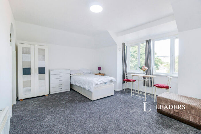 Studio To Rent In Weatherall Close, Addlestone, KT15