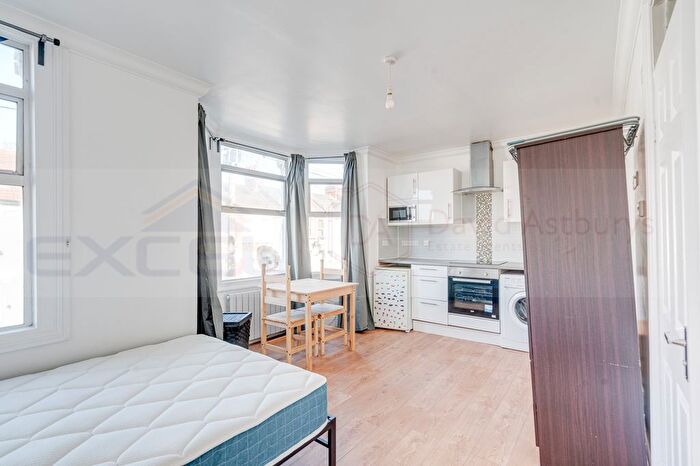 Cottage To Rent In Woodchurch Road, London, NW6