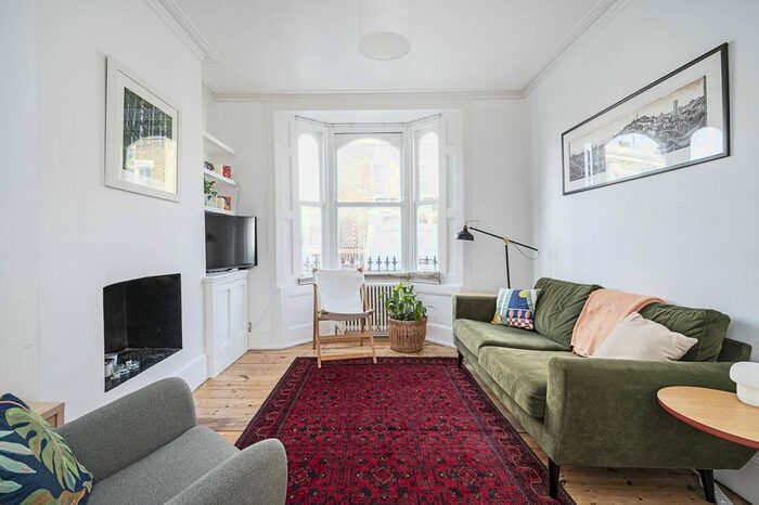 3 Bedroom Semi-Detached House To Rent In Lockhart Street, Mile End, London, E3