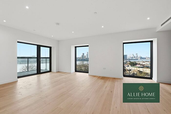 3 Bedroom Flat For Sale In Starboard Way, London, E16