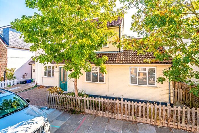 4 Bedroom Semi Detached House To Rent In Myrtle Road, Hampton Hill, TW12