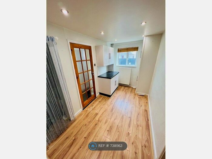 3 Bedroom Semi-Detached House To Rent In Westacre Road, Cheddar, BS27