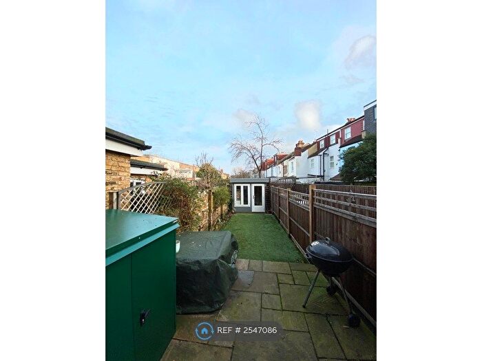 2 Bedroom Flat To Rent In Barnes, London, SW13