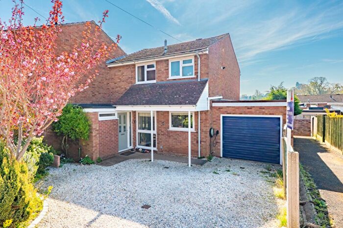 3 Bedroom End Of Terrace House For Sale In Hales Close, Snitterfield, CV37
