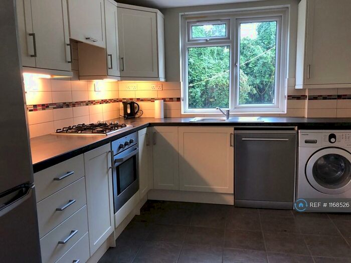 2 Bedroom Maisonette To Rent In Hampton Court, London, N22