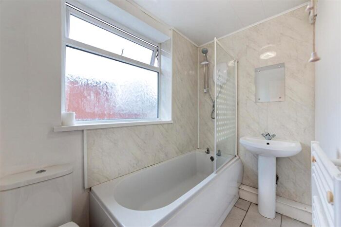3 Bedroom Flat To Rent In £pppw - Bolingbroke Street, Newcastle Upon Tyne, NE6