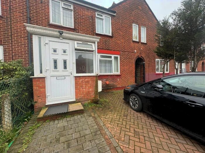 3 Bedroom Maisonette To Rent In Amersham Avenue, London, N18