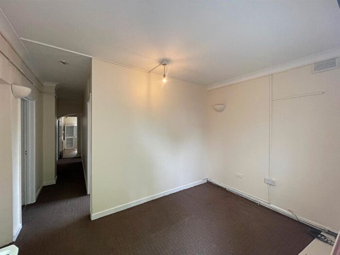 2 Bedroom Flat To Rent In Sutton Lane, Hounslow, TW3