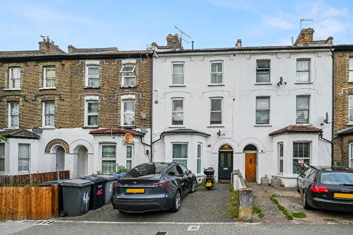 2 Bedroom Apartment For Sale In Lichfield Road, London, NW2