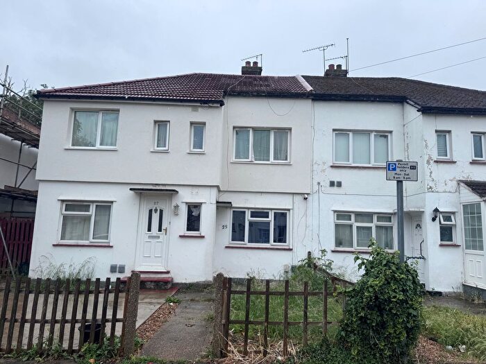2 Bedroom Flat For Sale In The Crescent, Harlington, Hayes, UB3