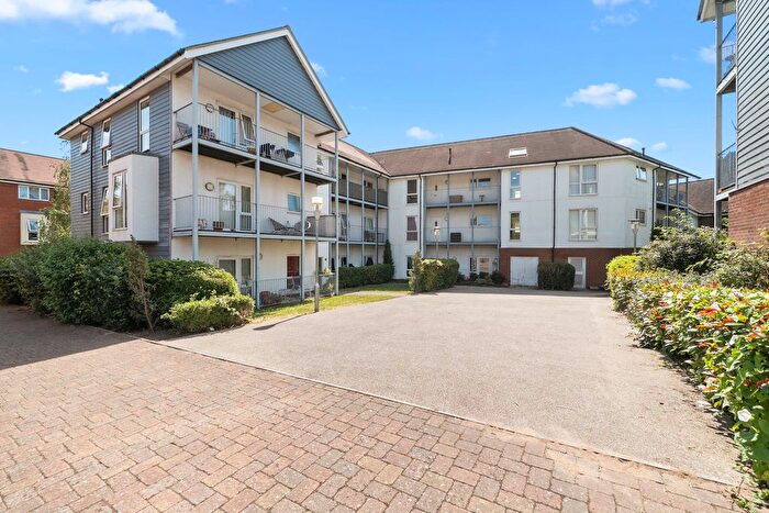 2 Bedroom Flat For Sale In Howden Drive, Row Town, KT15