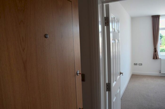 2 Bedroom Flat To Rent In Westcliff On Sea, Essex, SS0