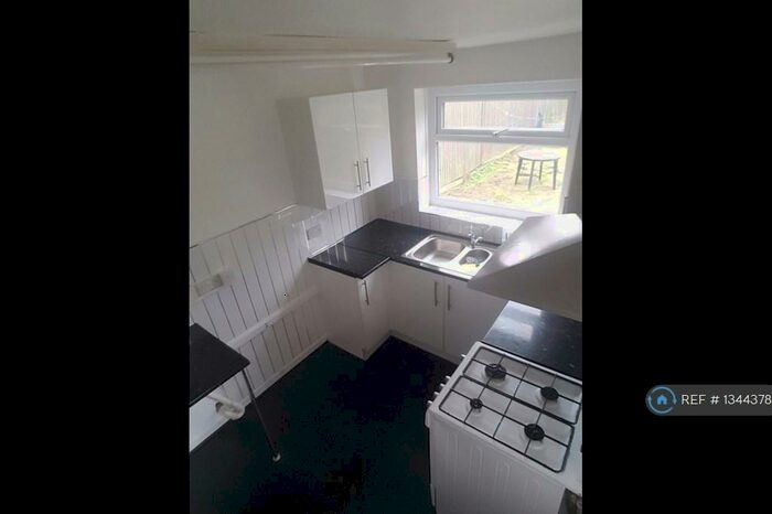 3 Bedroom Semi-Detached House To Rent In Henry Road, Birmingham, B25