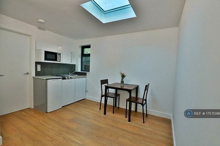 1 Bedroom Flat To Rent In Woking, Woking, GU22