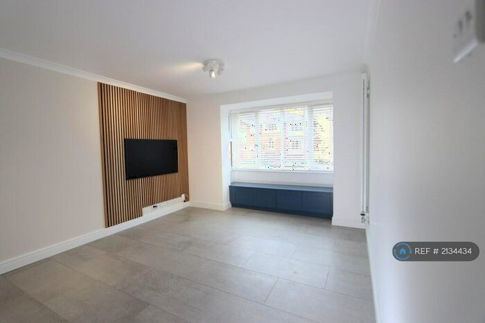 1 Bedroom Flat To Rent In Kingsworthy Close, Kingston Upon Thames, KT1