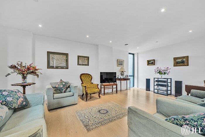 3 Bedroom Flat For Sale In Carriage House, N4