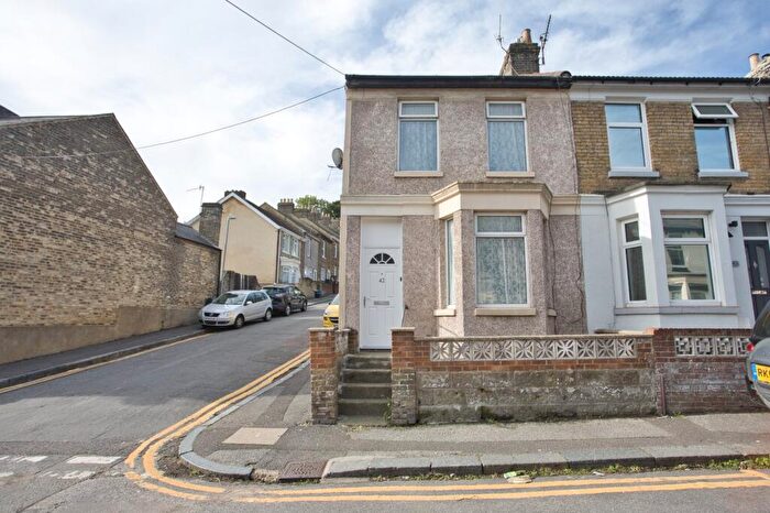 2 Bedroom End Of Terrace House For Sale In Oswald Road, Dover, Kent, CT17