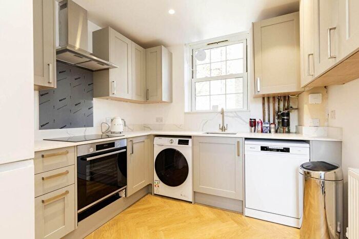 3 Bedroom Flat To Rent In Cranleigh Street, Camden, NW1