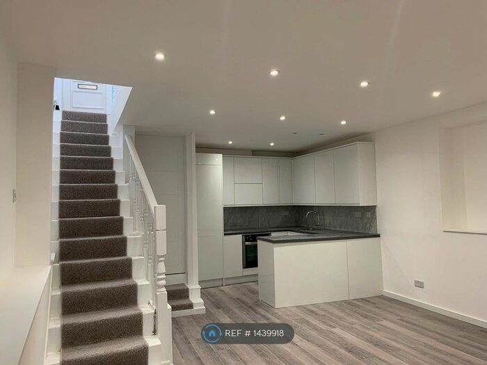 3 Bedroom Maisonette To Rent In Combermere Road, London, SW9