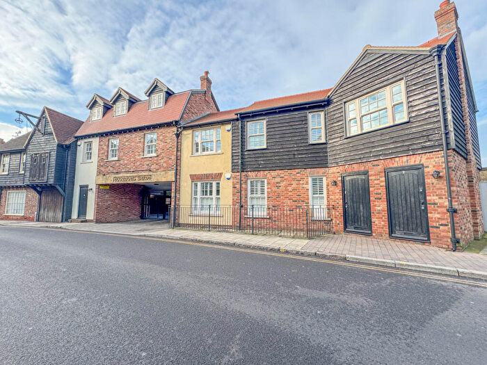 2 Bedroom Apartment For Sale In Gordons Yard, Rochford, SS4