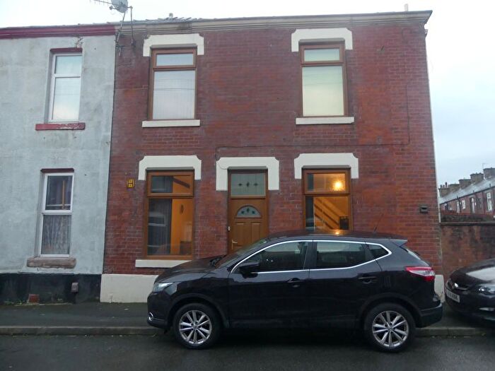 2 Bedroom Flat To Rent In Travis Street, Oldham, OL2