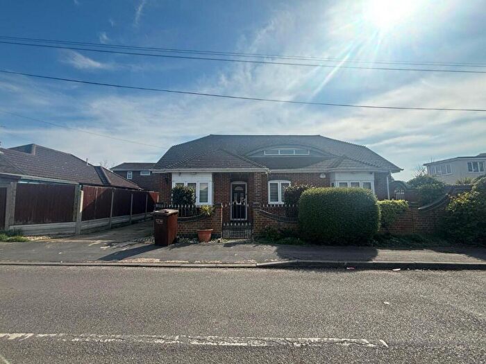 4 Bedroom Bungalow For Sale In Beverley Avenue, Canvey Island, SS8