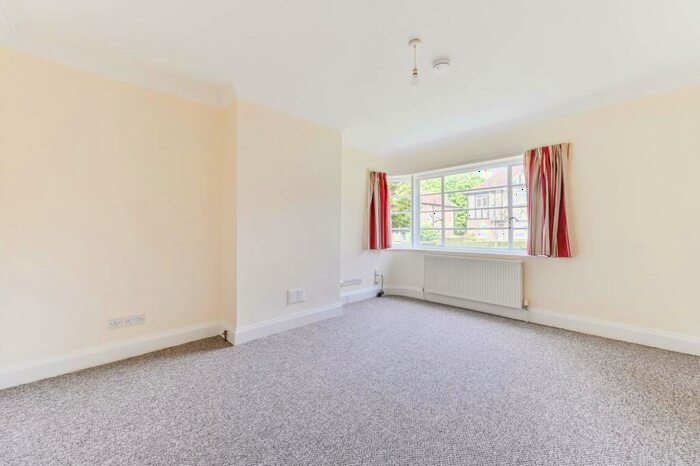 3 Bedroom Flat To Rent In Grove Avenue, Sutton, SM1