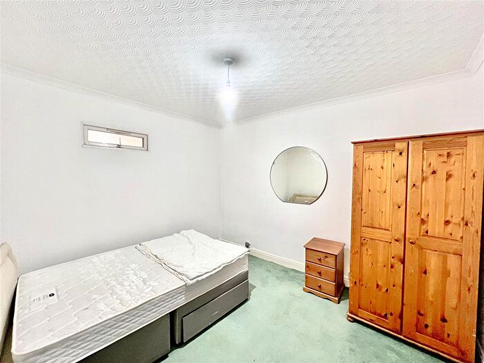 4 Bedroom Semi-detached House To Rent In Ellington Road, Hounslow, TW3