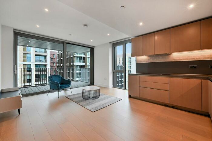 3 Bedroom Flat To Rent In Bowden House, Prince Of Wales Drive, London, SW11