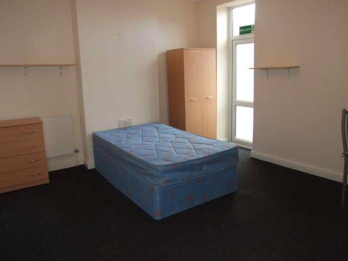 3 Bedroom Flat To Rent In Mackintosh Place, Roath, Cardiff, CF24