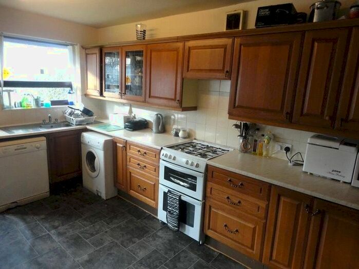 6 Bedroom Semi-Detached House To Rent In Mauldeth Road, Manchester, Greater Manchester, M14