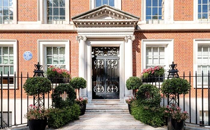 2 Bedroom Flat To Rent In Grosvenor Square, Mayfair, London, W1K