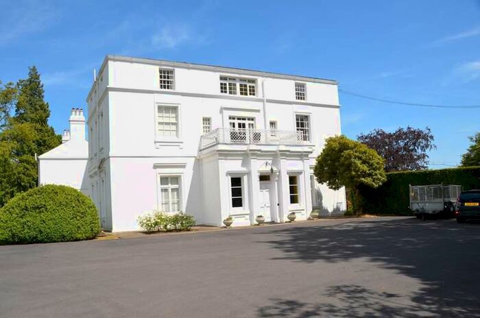 2 Bedroom Flat To Rent In Tandridge, Oxted, RH8