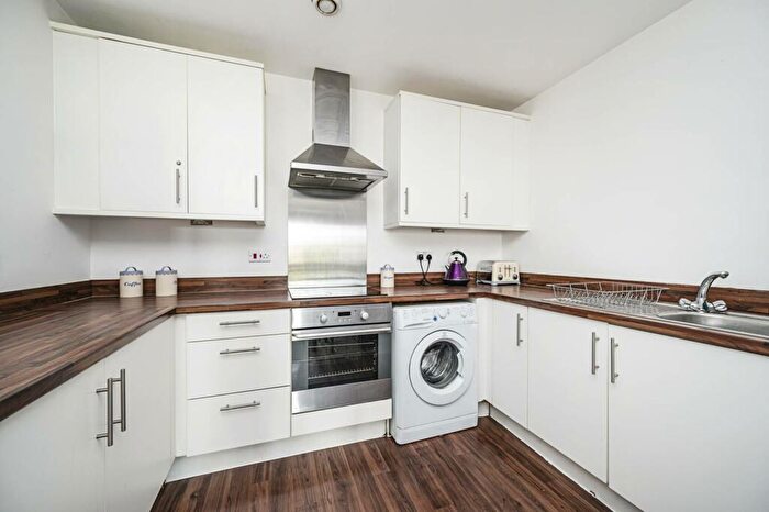 1 Bedroom Flat To Rent In Martineau Square, Tower Hamlets, London, E1