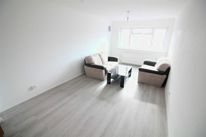 3 Bedroom Town House To Rent In Deepwell Close, Isleworth, TW7