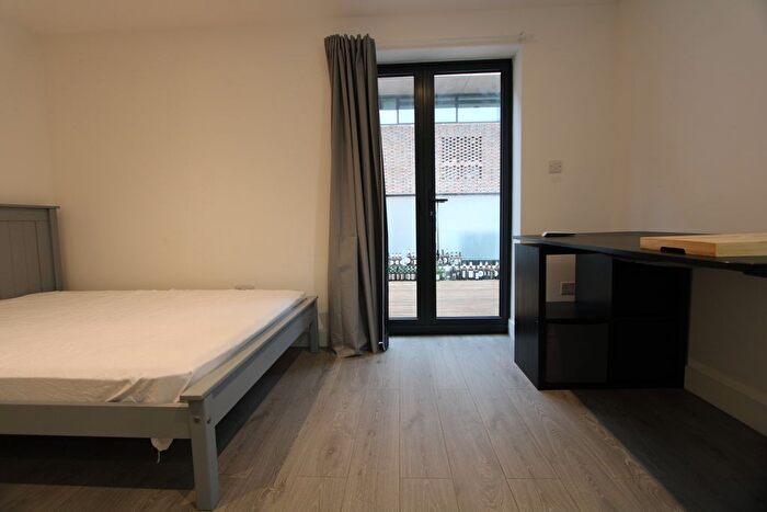 3 Bedroom Flat To Rent In Parkgate Road, London, SW11