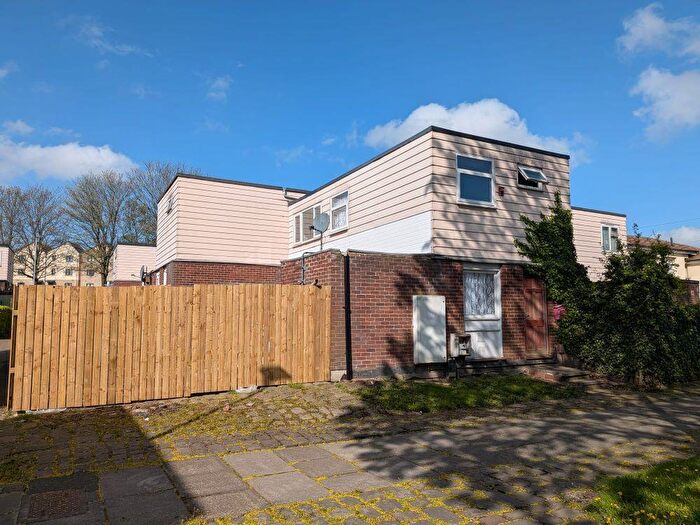 3 Bedroom Semi-Detached House For Sale In Woodstock Walk, Bradford, BD5