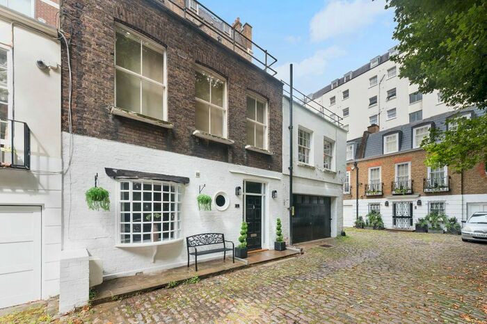 1 Bedroom Flat For Sale In Gate Mews, Knightsbridge, SW7